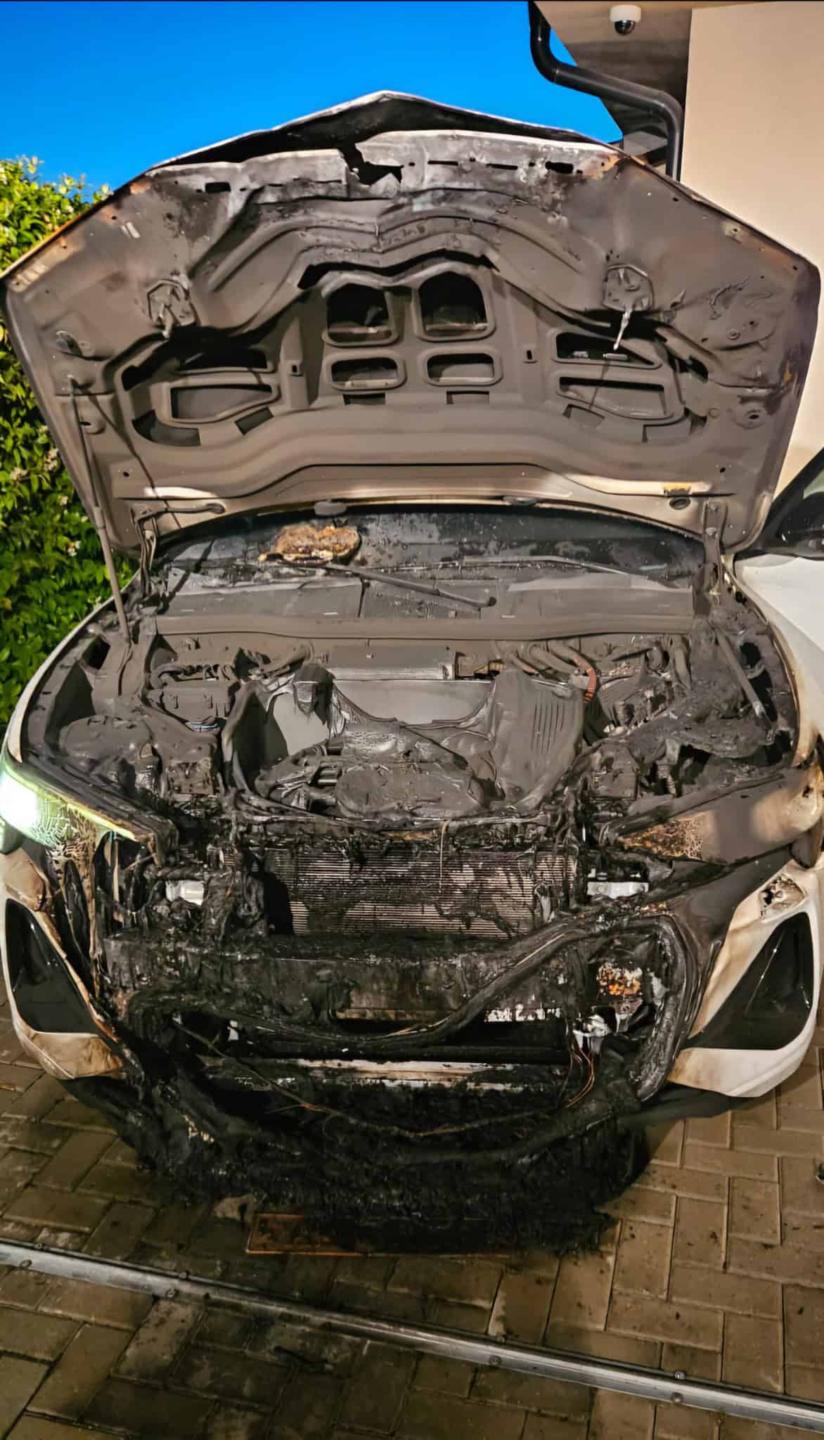 Na okraji Dunajskej Stredy horel elektromobil