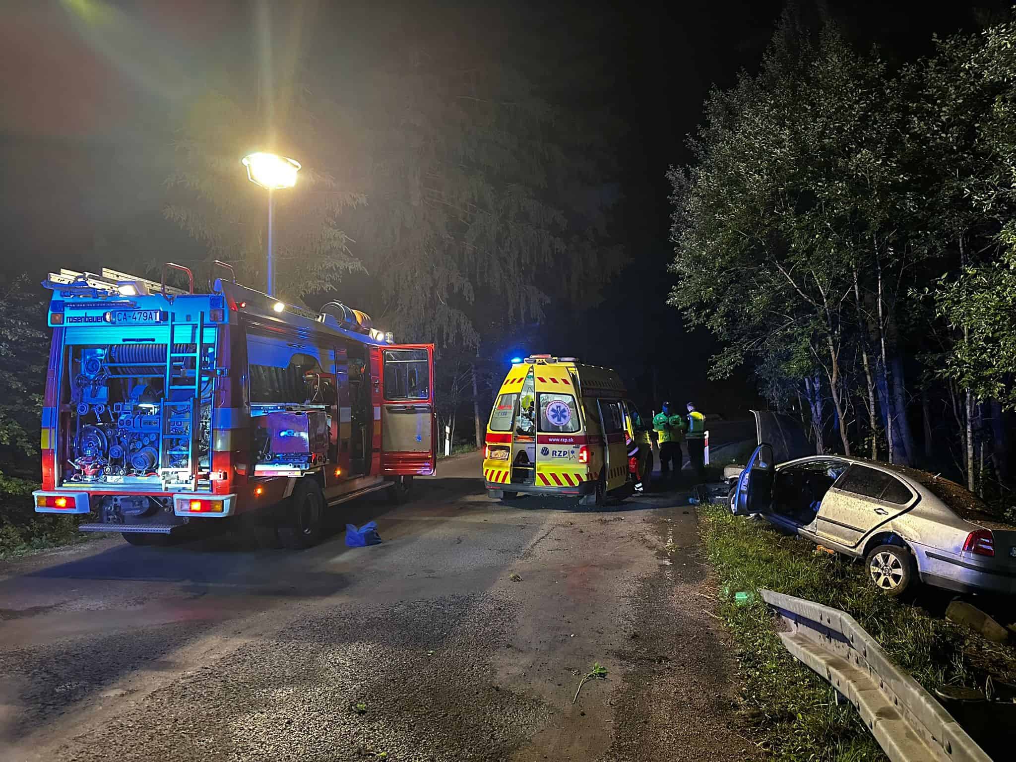 ŤAŽKÁ NEHODA Hasiči museli píliť stromy a rozstrihať auto, aby vyslobodili zakliesnenú ženu! FOTO priamo zo zásahu