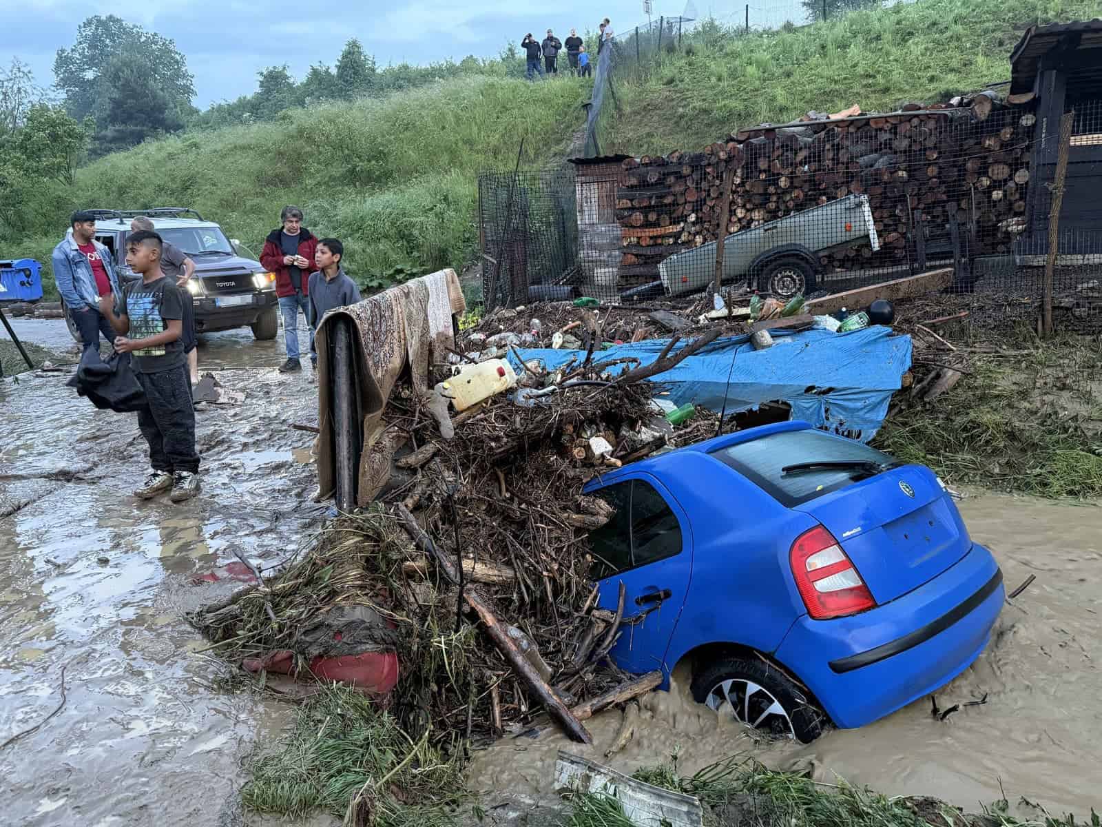 AKTUÁLNE VIDEO BÚRKY udreli naplno: ZAPLAVILI aj krajské mesto! Obce sužujú krúpy a prívalová voda