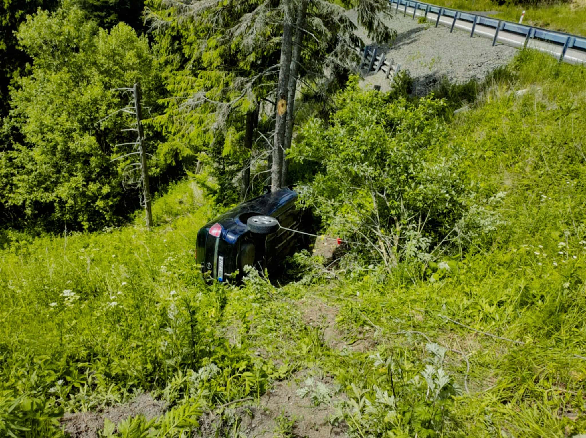 DRÁMA na horskom priechode: Po fatálnej chybe sa auto ZRÚTILO dolu prudkým svahom! FOTO zo záchrannej akcie