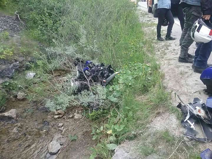 Po zrážke s autom v Zuberci skončil motorkár v potoku