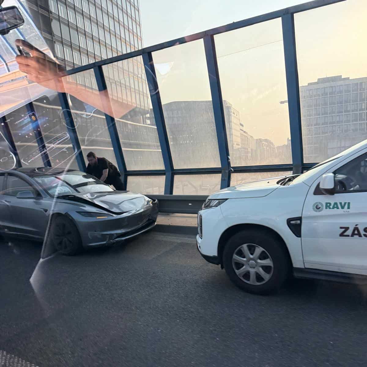 AKTUÁLNE VIDEO Dráma na moste v Bratislave: Naháňačka Tesly skončila búračkou! Zasahuje polícia