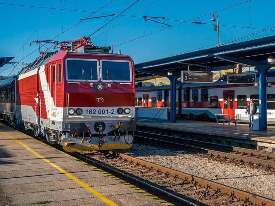 Rušenie pokladní na staniciach: Cestujúci majú problém s lístkami, Iniciatíva Stred žiada riešenie