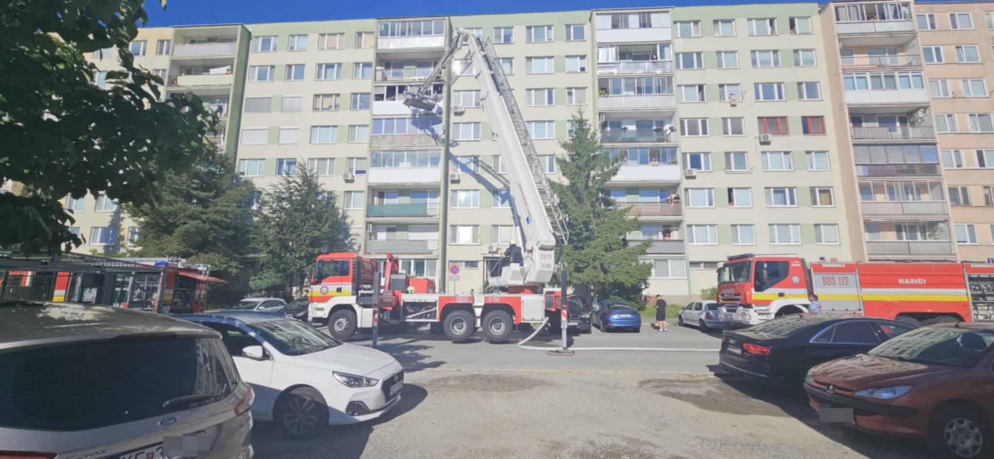 Hasiči zasahujú pri nahlásenom požiari v bytovom dome v Košiciach na Michalovskej ulici