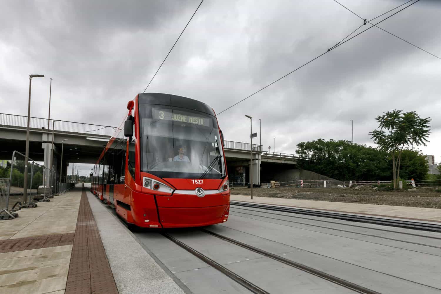 Na Petržalskej električke sa pracuje už len na mostoch a združenej zastávke