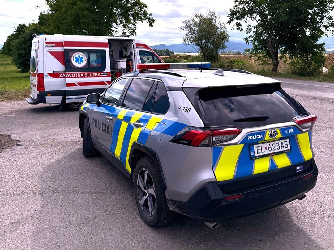 Dráma v Štítniku: Polícia zachránila 22-mesačné dieťa z rozhorúčeného auta, rodičia boli bezmocní