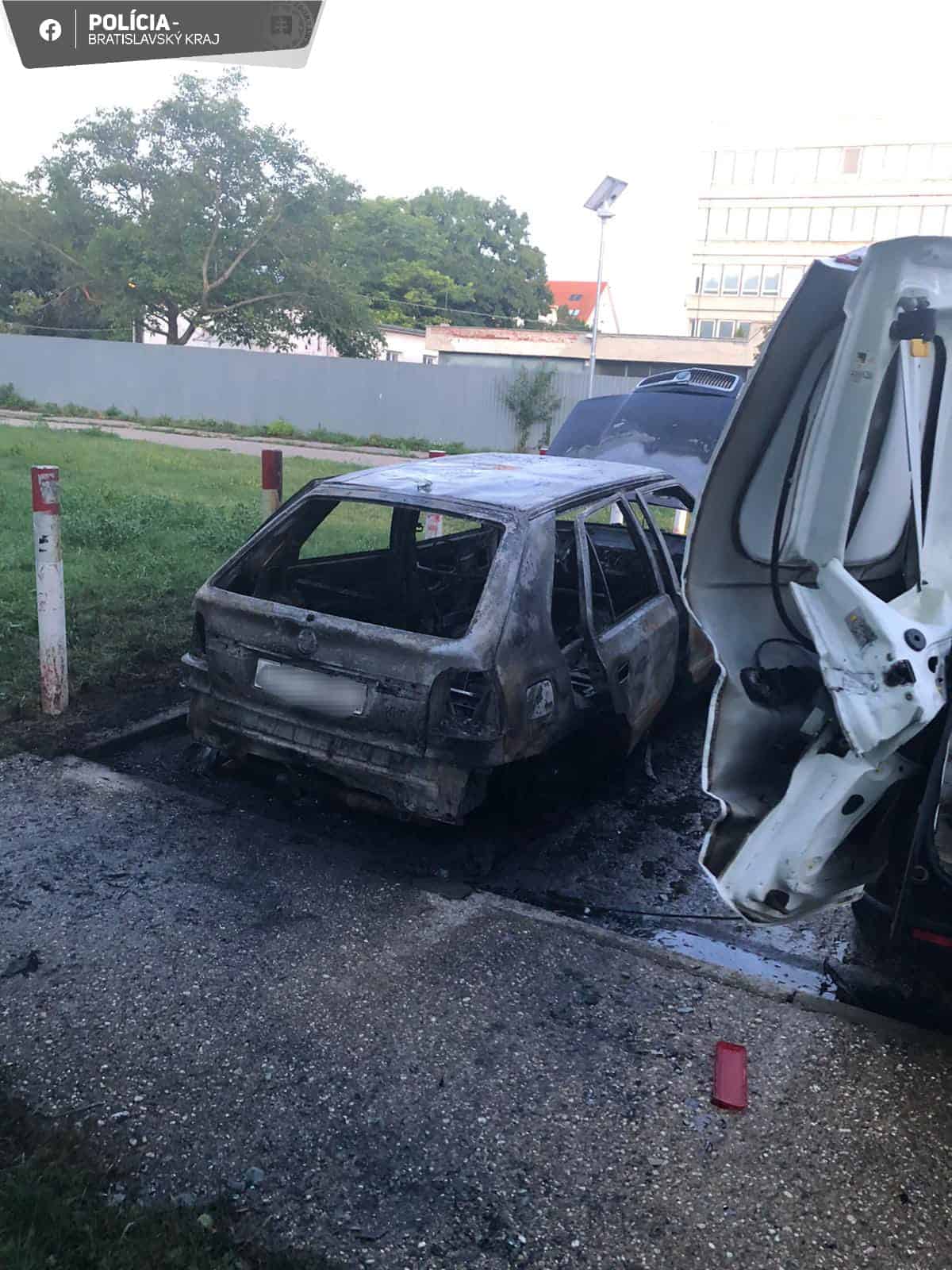 V Bratislave vyhoreli na parkovisku dve autá, polícia nevylučuje cudzie zavinenie