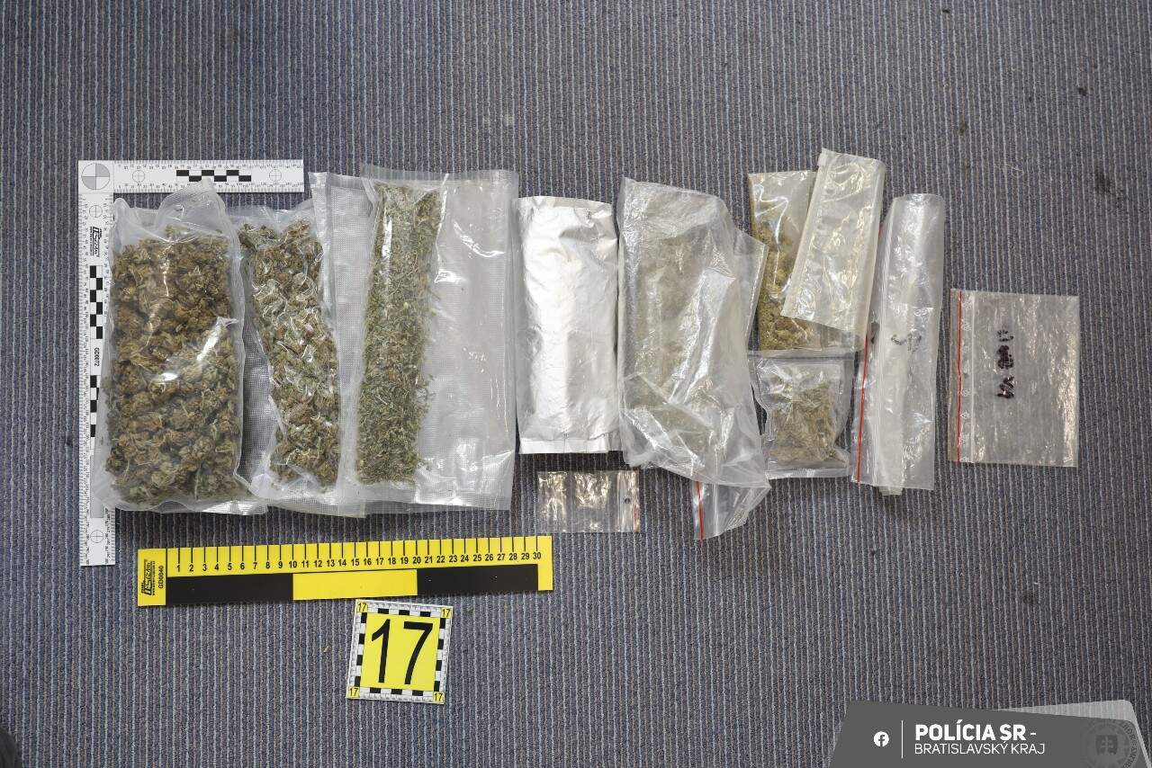 Polícia rozbila skupinu dílerov heroínu a pervitínu v Bánovciach nad Bebravou – dvom hrozí až 15 rokov