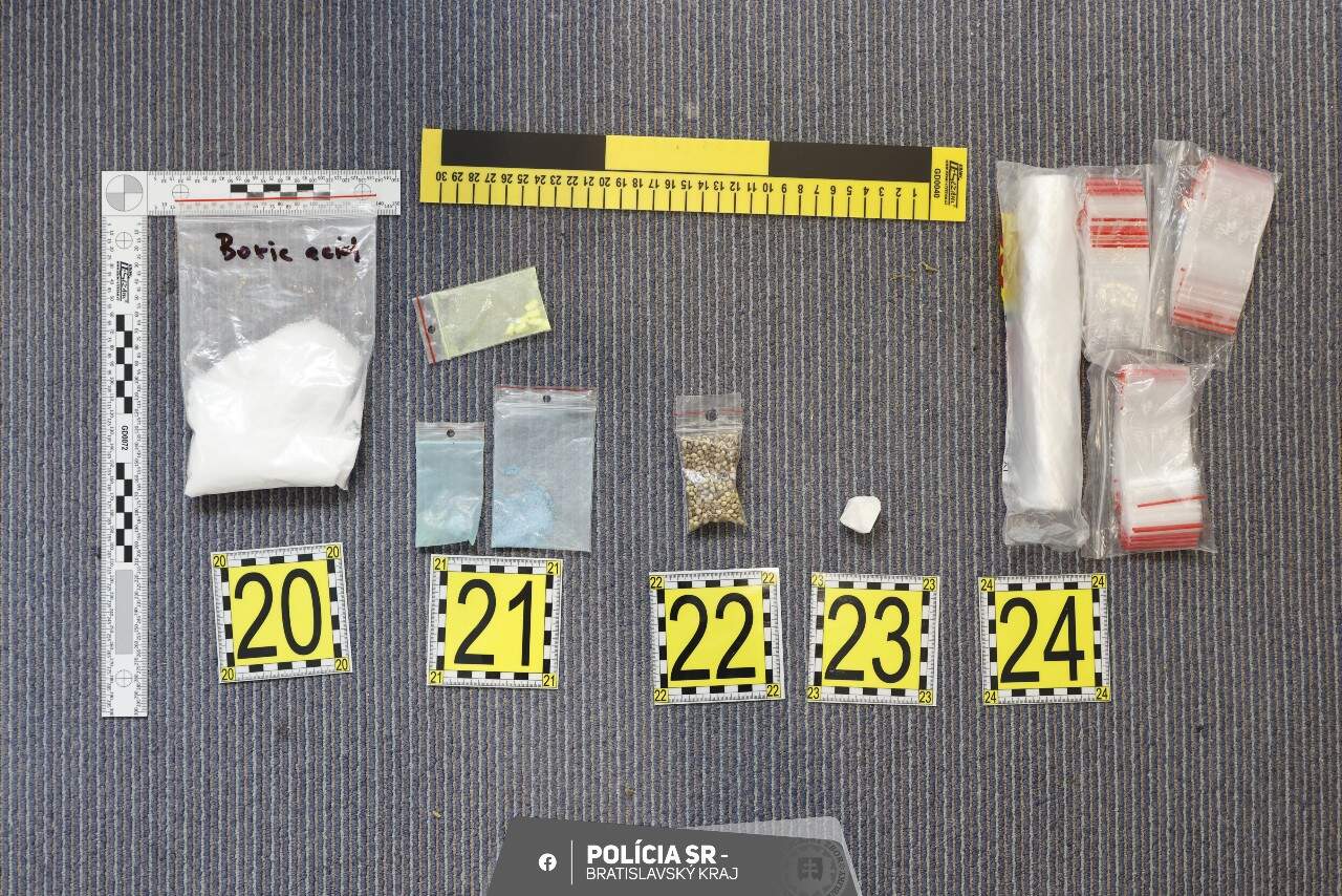 Polícia zadržala dvoch mužov z Cabaja-Čápora: Drogy predávali v Nitre, sú už vo väzbe