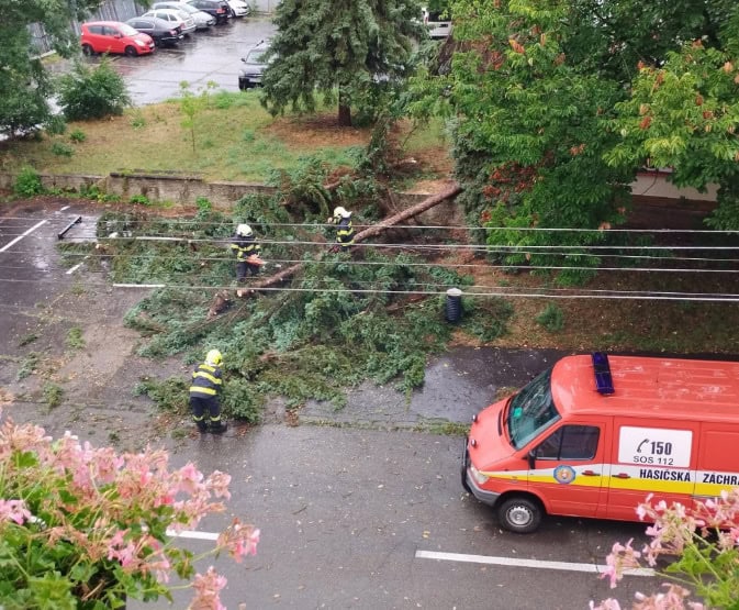 VIDEO Mesto zasiahol DOWNBURST, hlásia škody! TU varujú aj pred bleskovými POVODŇAMI, platí najvyššia výstraha