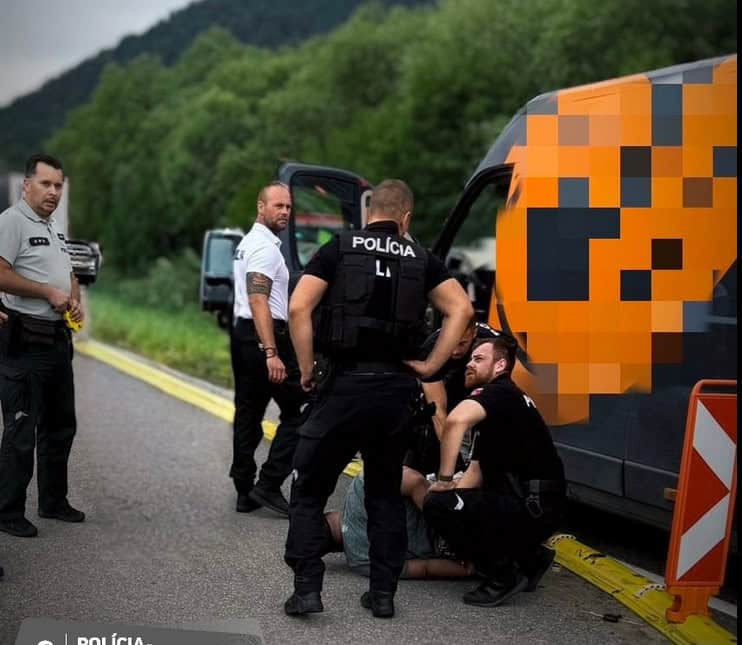 DRÁMA na diaľnici: Muž ukradol dodávku kuriéra a utekal pred políciou!