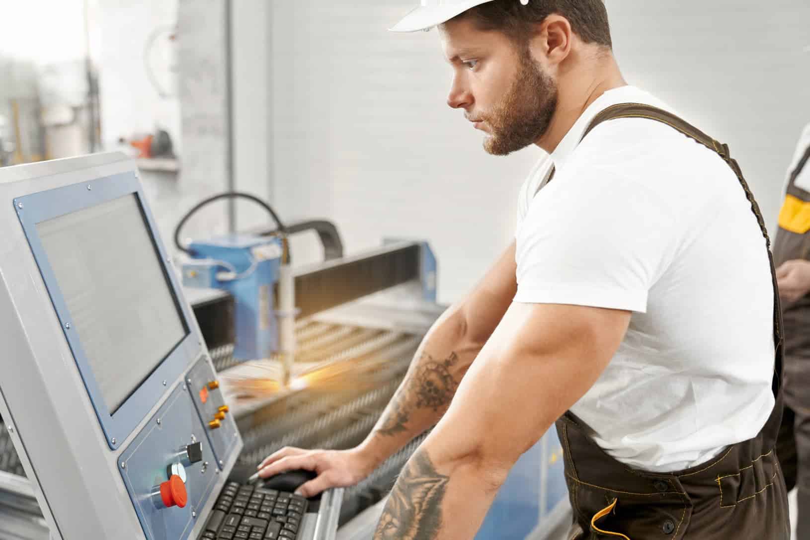 Práca s platom 1300 až 1600 EUR aj bez skúseností? Stabilná spoločnosť hľadá ľudí do výroby aj logistiky v Bratislave