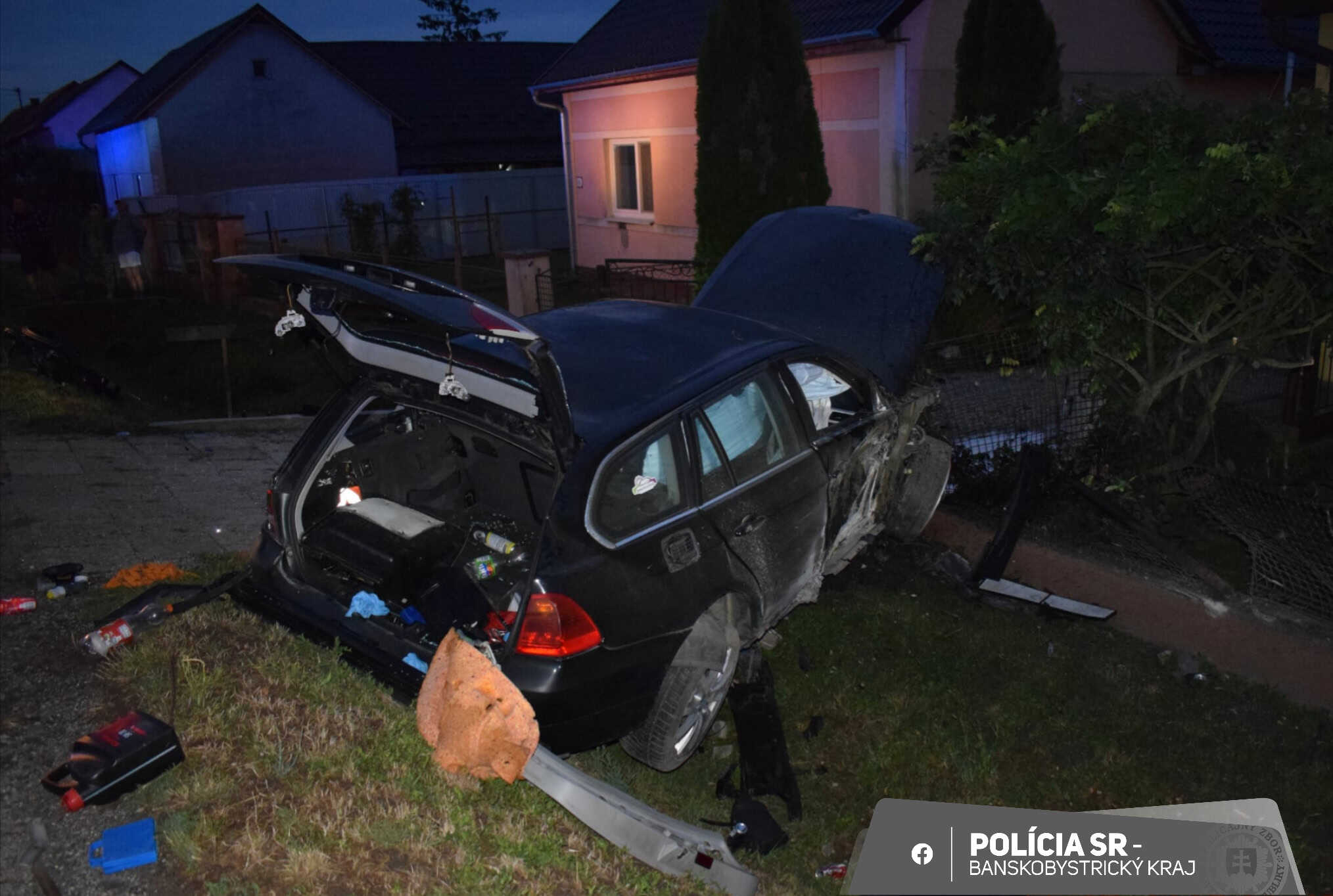 Opitý vodič narazil do plota rodinného domu. Ťažko sa zranil