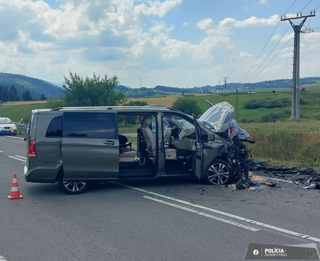 Vážna nehoda vo Važci: Čelný stret dvoch áut, obaja vodiči skončili v nemocnici