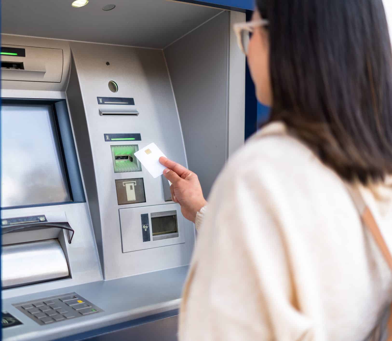 Pripravte si hotovosť! Až 4 BANKY VYPNÚ dôležité služby: Fungovať nebudú ani bankomaty