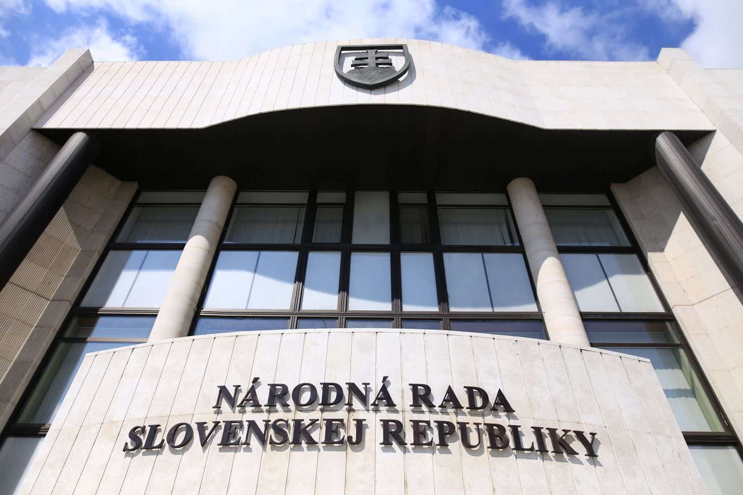 Na budove parlamentu v Bratislave spustili veľkú obnovu: Zateplenie aj nové fasádne prvky za milióny eur