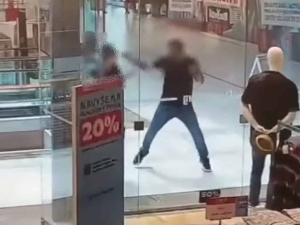 VIDEO DRÁMA v obchodom dome: Muž chcel kradnúť a zaútočil na pracovníka SBS! Polícia ho obvinila