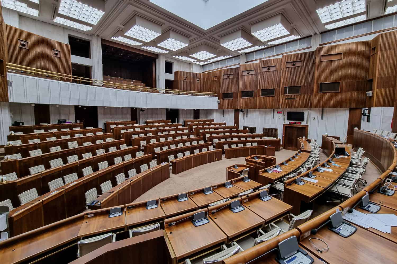 Parlament čaká rušný týždeň: Hlasovať sa má o voľbe zo zahraničia aj ďalších kľúčových zákonoch