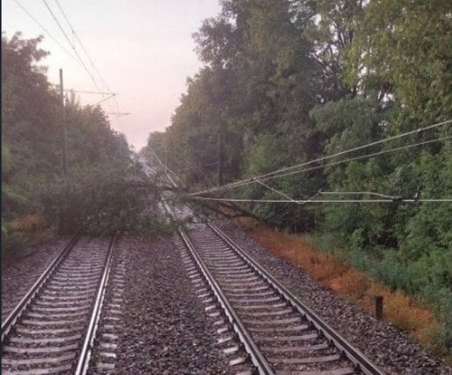 FOTO Na Slovensku vyčíňal DOWNBURST! Ničivý jav napáchal ŠKODY: Vlakovú dopravu prerušili