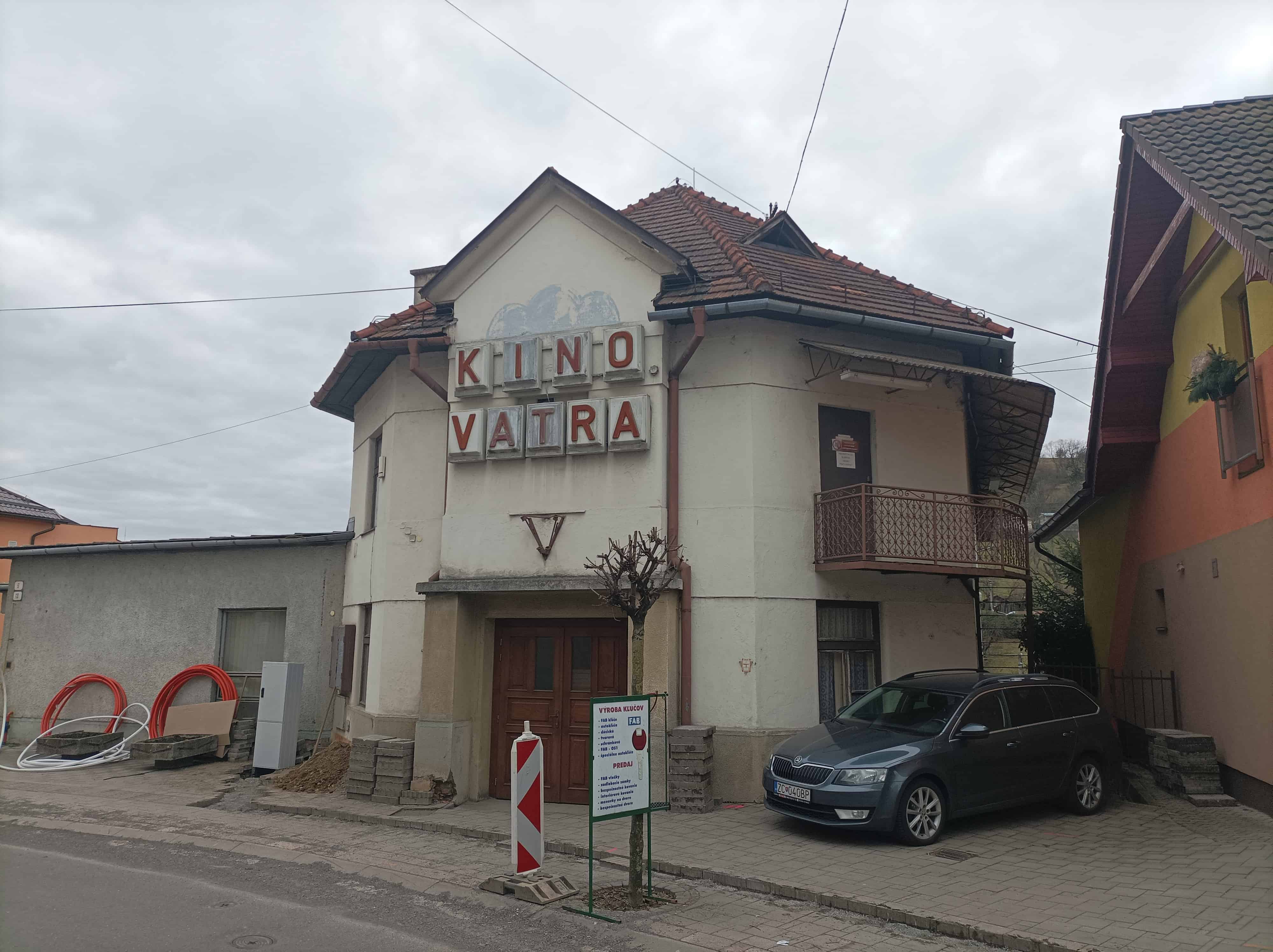 V Novej Bani začali s veľkou rekonštrukciou kina Vatra: Budova dostane moderný vzhľad a nové využitie