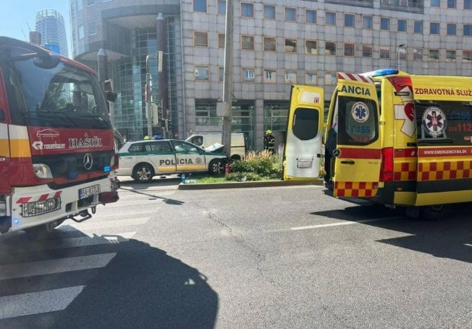 AKTUÁLNE HROZNÁ NEHODA: POLICAJTI vpálili do stĺpa! Zasahujú sanitky, hlásia viacero ranených