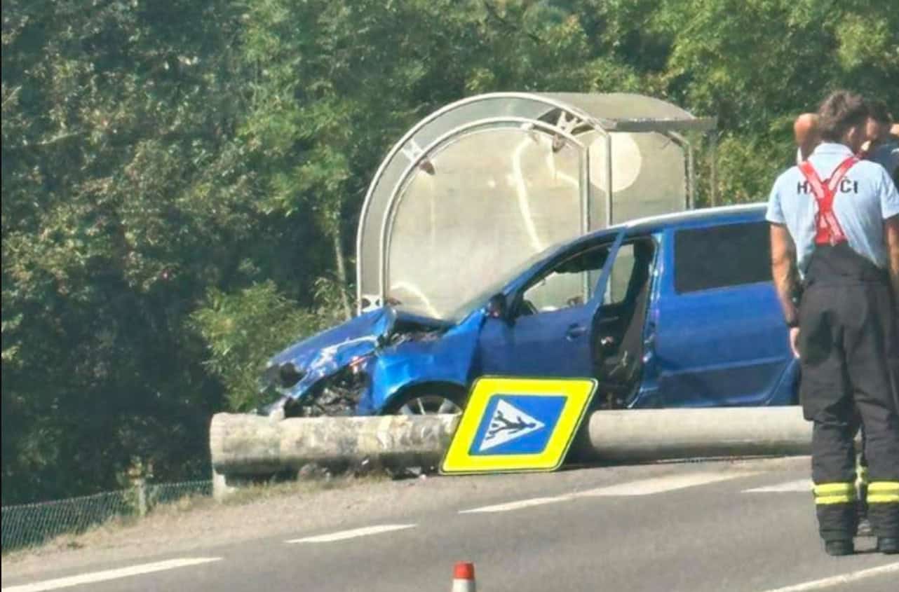 VIDEO DESIVEJ NEHODY Auto vpálilo do stĺpa pri autobusovej zastávke! Hlásia zranenia, cesta je neprejazdná