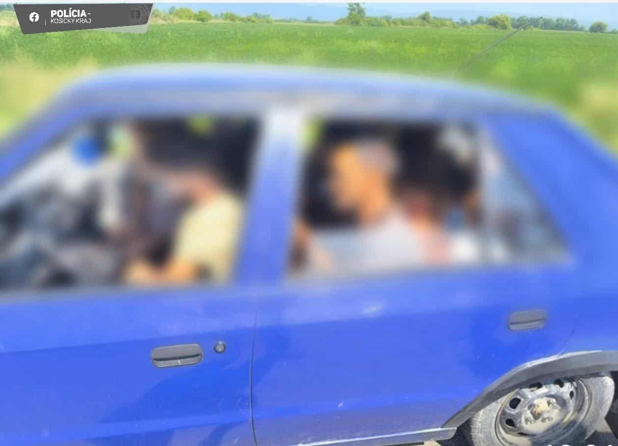 POLICAJTI V ŠOKU: Šofér bez vodičáku viezol vo Felicii 17 ľudí!