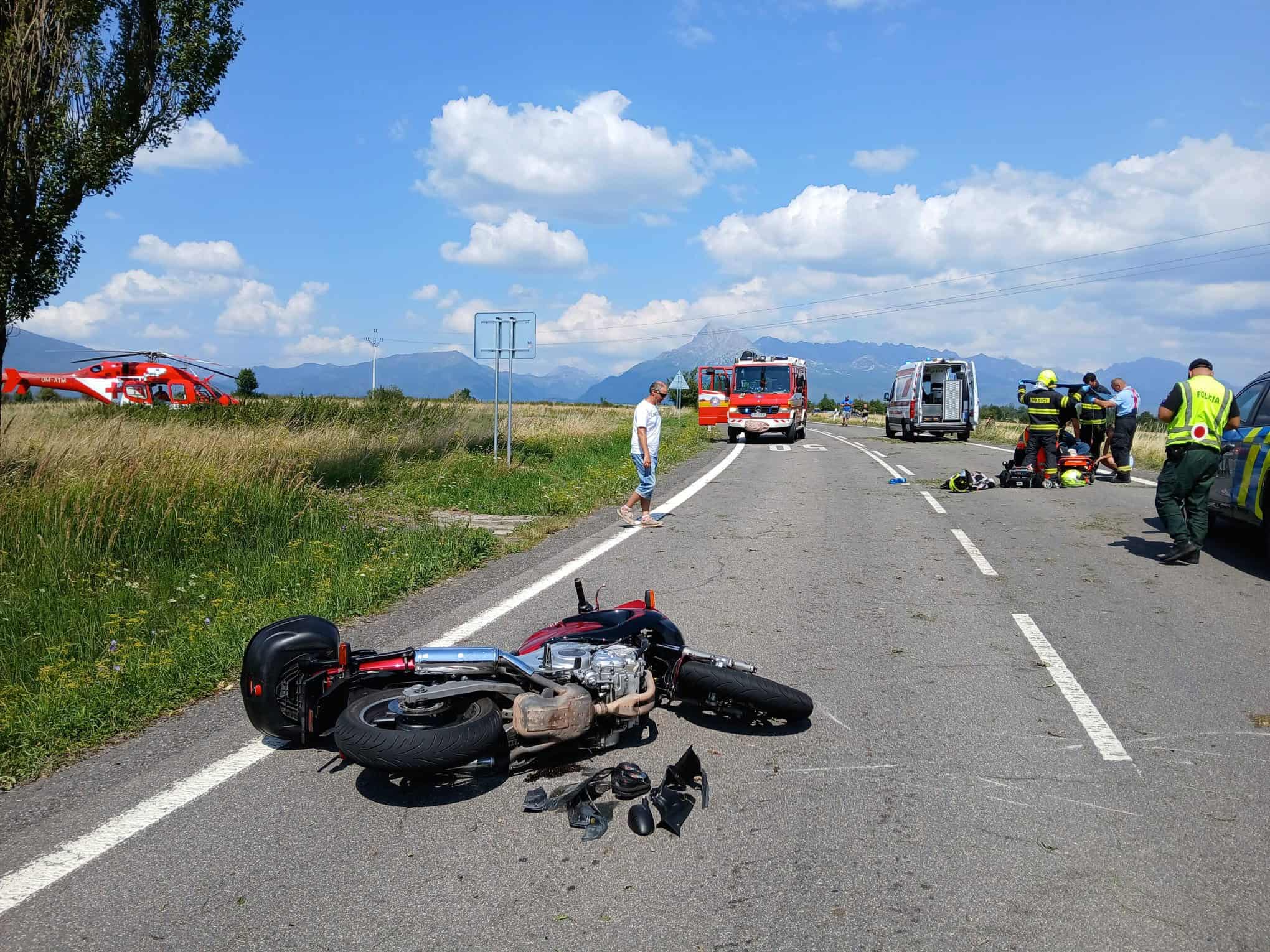 Ťažká nehoda vo Východnej: Motocyklista zranený, nasadili vrtuľník aj hasičov