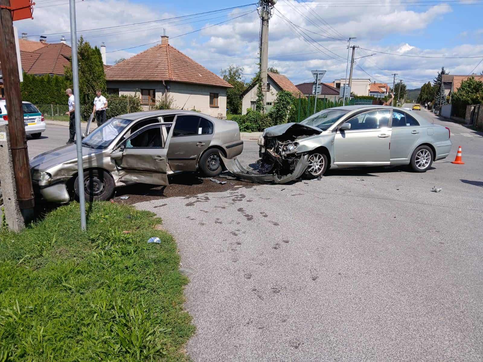 Zrážka dvoch áut v Klátovej Novej Vsi – jeden zranený, zasahovali hasiči aj záchranári