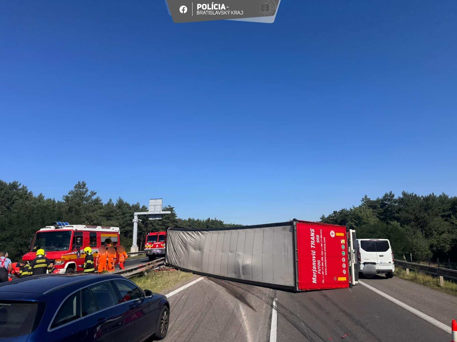 FOTO ŤAŽKÁ NEHODA na diaľnici: Kamión skončil prevrátený! Zasahuje vrtuľník, úsek uzavreli na dlhé hodiny