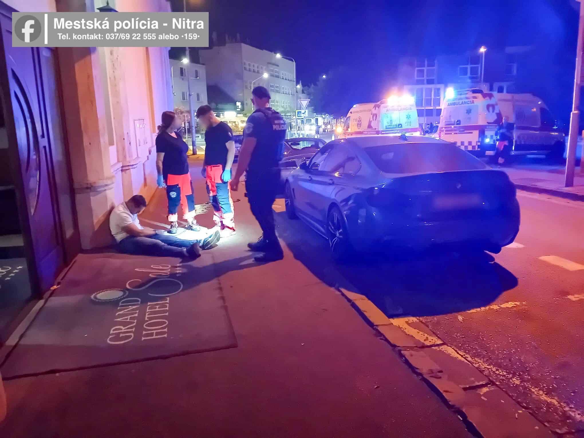 Nitra: Policajti zachraňovali dvoch opitých Američanov, museli privolať záchranárov