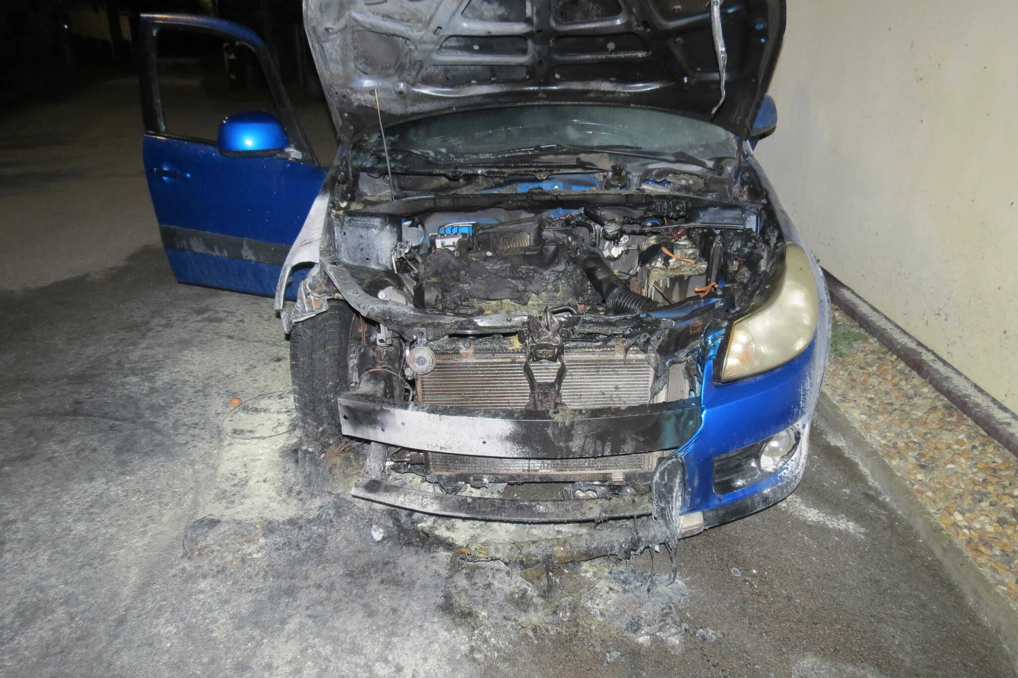 Úmyselný požiar auta pri rodinnom dome vo Vyšnom Kubíne: Škoda 5 000 eur
