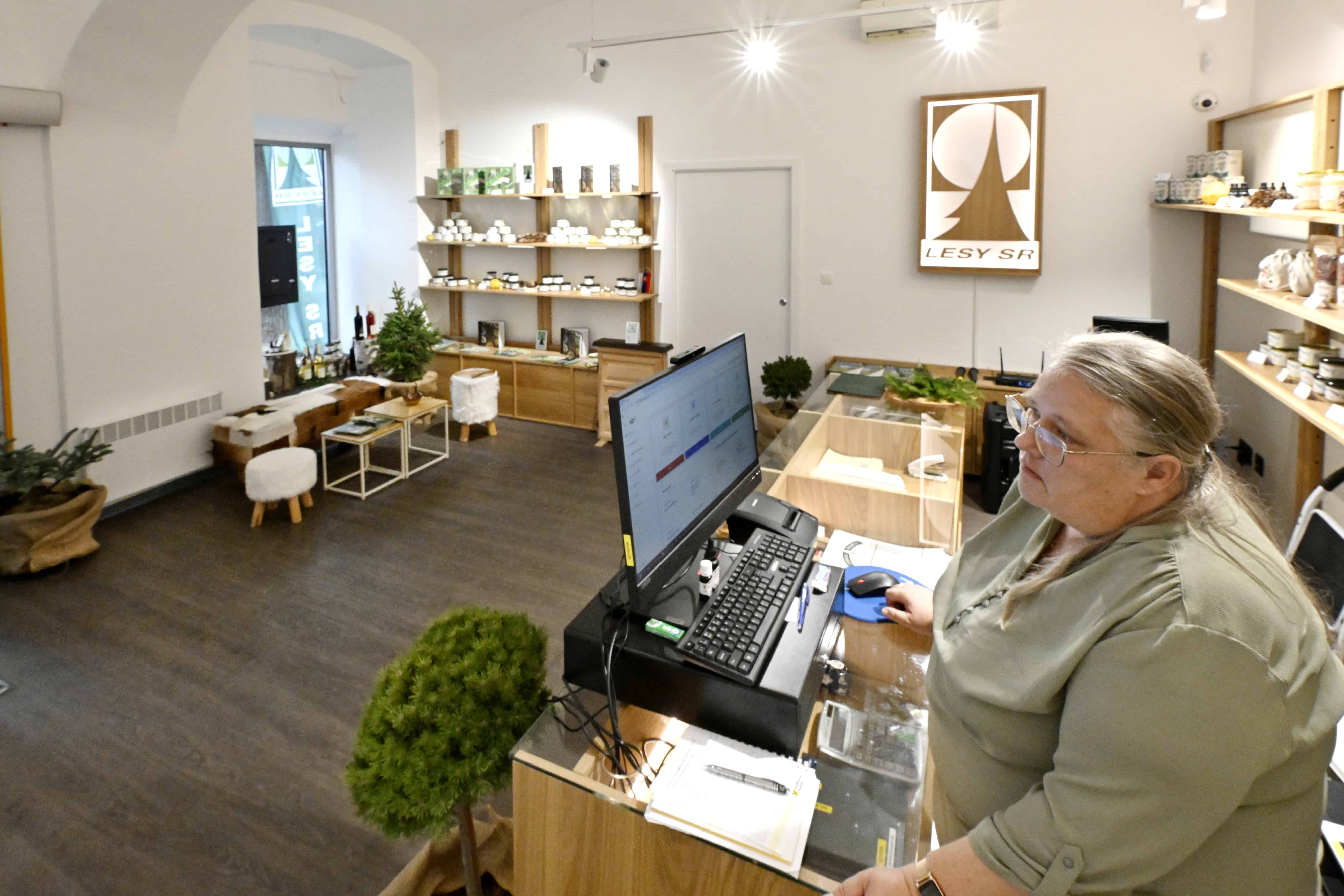 FOTO V centre Bratislavy otvorili Lesy SR predajňu s lesníckymi pochúťkami