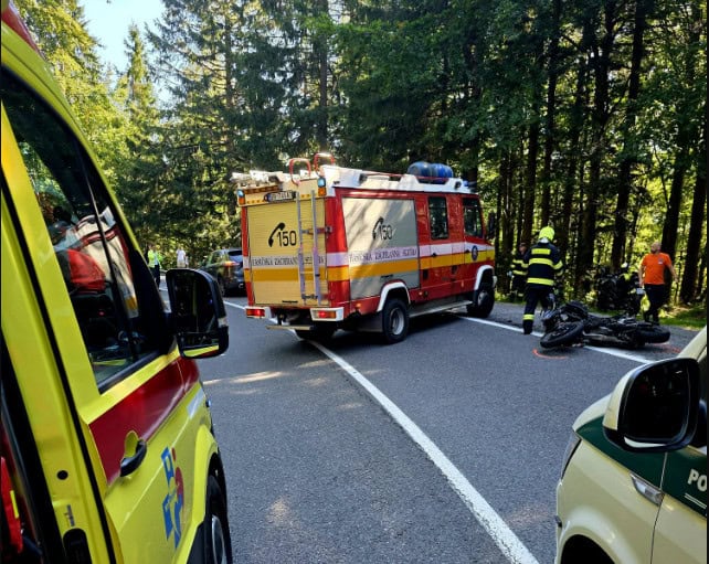 HROMADNÁ NEHODA K viacerým raneným vyslali sanitky, lekár sa spustil z vrtuľníka! FOTO zo záchrannej akcie