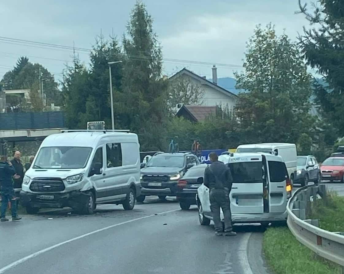 AKTUÁLNE FOTO VÁŽNA ZRÁŽKA áut, hlásia zranenia! Zasahujú záchranné zložky: Cesta je neprejazdná