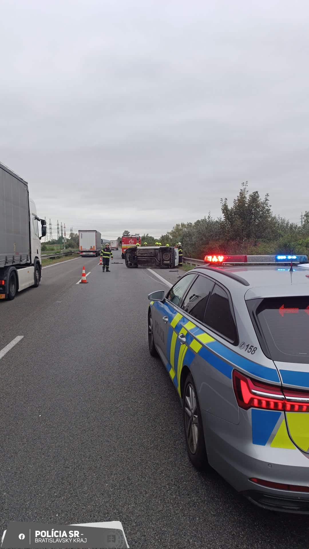 AKTUÁLNE Na diaľnici D2 pri Stupave sa prevrátilo auto, doprava smerom do Bratislavy je výrazne obmedzená