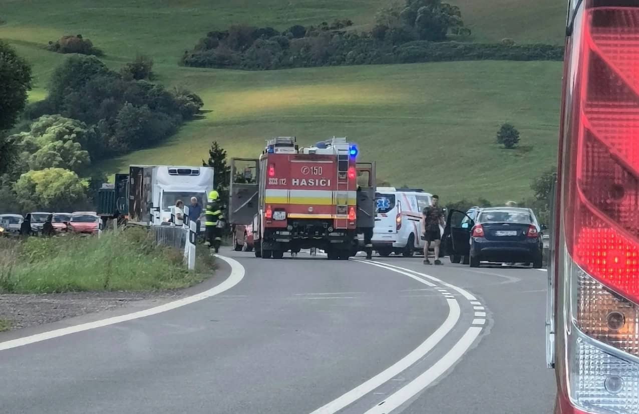 AKTUÁLNE ŤAŽKÁ NEHODA Záchranári ratujú ranených! Hlavný ťah je neprejazdný: FOTO z miesta nešťastia