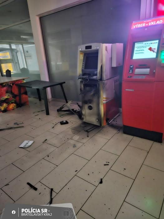 V bratislavskej Dúbravke v noci vybuchol bankomat – časť obchodného domu je zatvorená