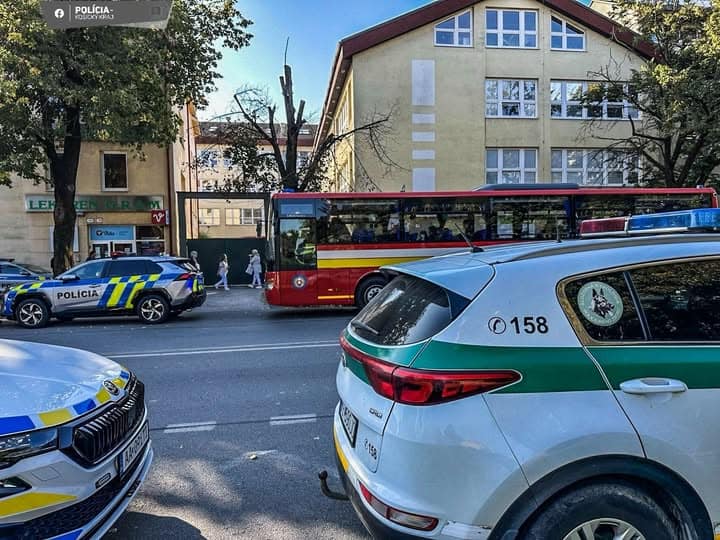 AKTUÁLNE BOMBOVÁ HROZBA v NEMOCNICI! Zasahujú všetky záchranné zložky, evakuujú ľudí do autobusov