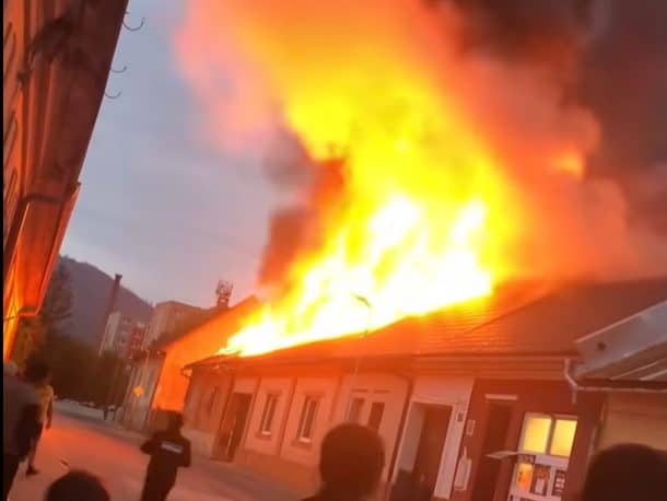 VIDEO NIČIVÝ POŽIAR v meste: Plamene zachvátil 3 domy a obľúbenú reštauráciu! Napáchal obrovské škody