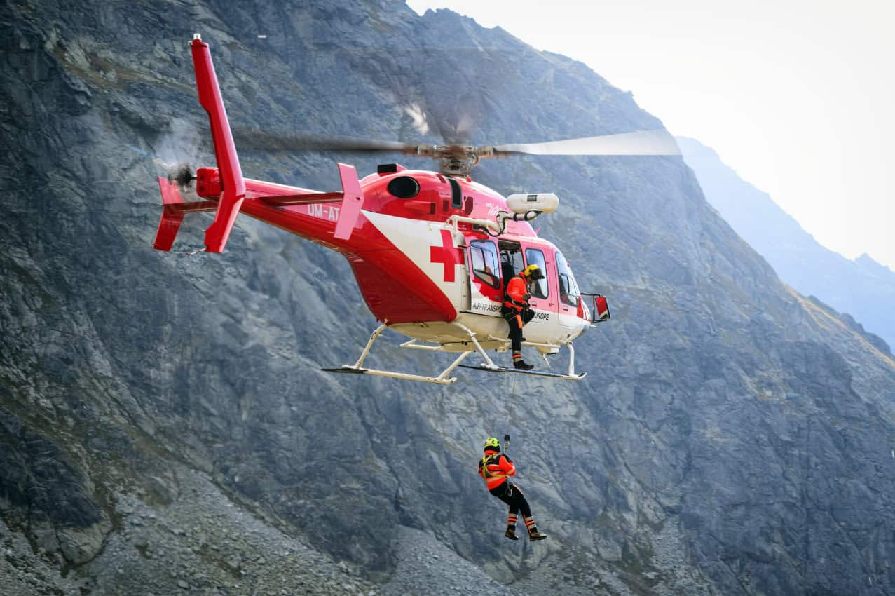 Dráma vo Vysokých Tatrách: Dvaja turisti prežili pád zo zľadovateného svahu, zasahoval vrtuľník