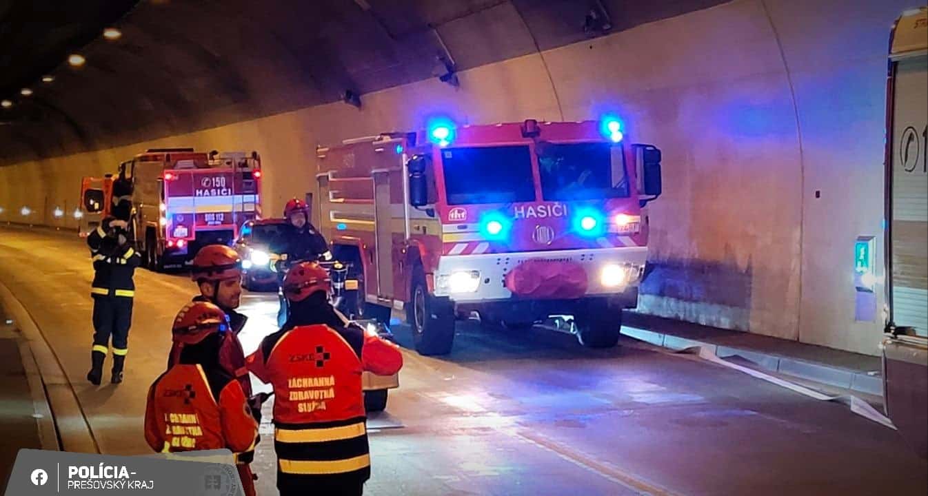 AKTUÁLNE Požiar v diaľničnom tuneli: Zasahujú hasiči, úsek je uzavretý