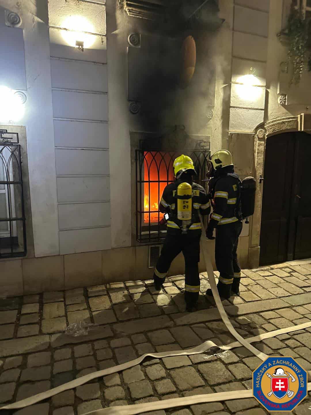 Požiar bytu v centre Bratislavy: Hasiči zasahovali na Baštovej ulici, škoda je 4 000 eur