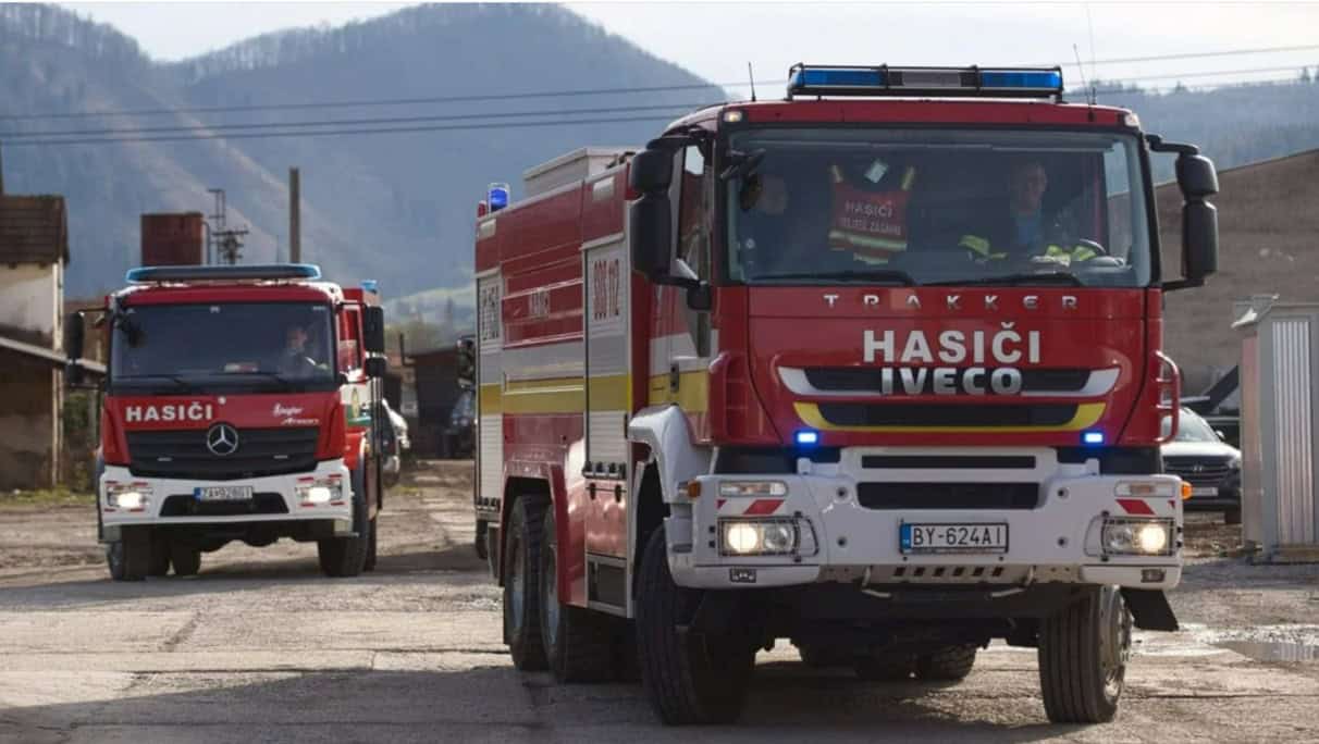 FOTO Rodinný dom v PLAMEŇOCH! Udrel do neho blesk, okamžitý zásah hasičov
