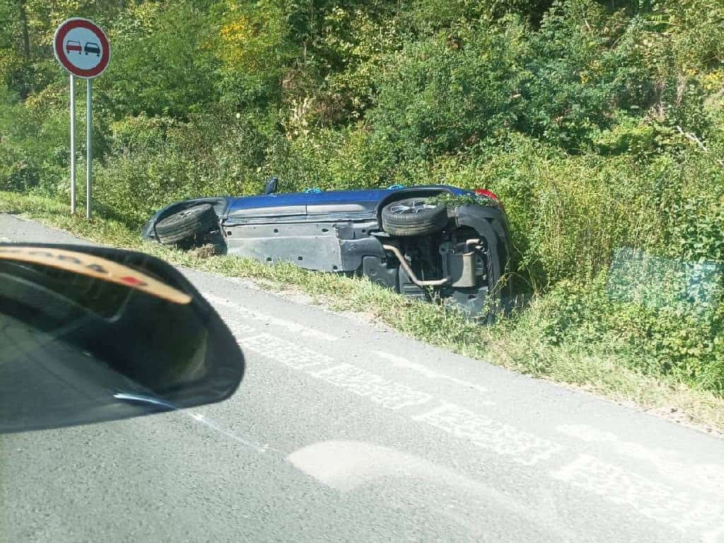 AKTUÁLNE DESIVÁ ZRÁŽKA s AUTOBUSOM: Auto skončilo prevrátené v priekope! FOTO z miesta nešťastia