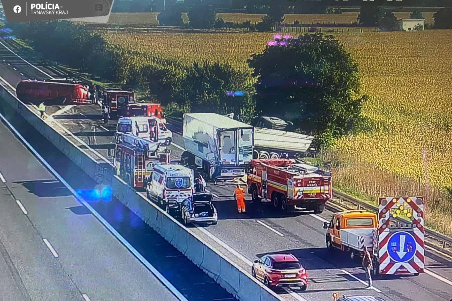 AKTUÁLNE FOTO Na diaľnici sa zrazili 3 KAMIÓNY! Hlásia ranených, úsek museli úplne uzavrieť