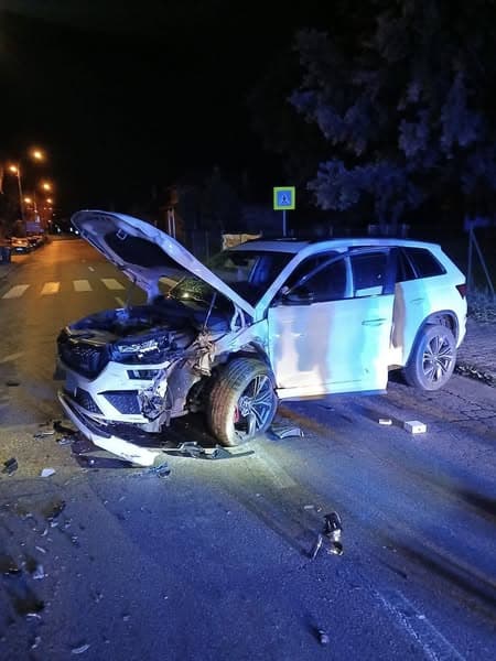 Vážna nočná nehoda v Liptovskom Mikuláši: Po zrážke dvoch áut zostal vodič zranený, druhý ušiel