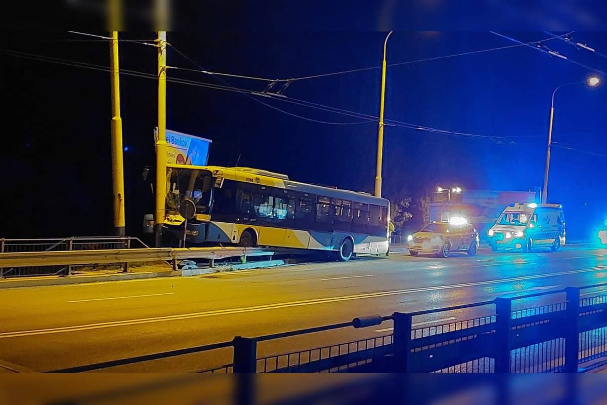 FOTO DESIVÁ NEHODA Autobus MHD skončil vo zvodidlách a narazil do stĺpa! Vodič utrpel zranenia