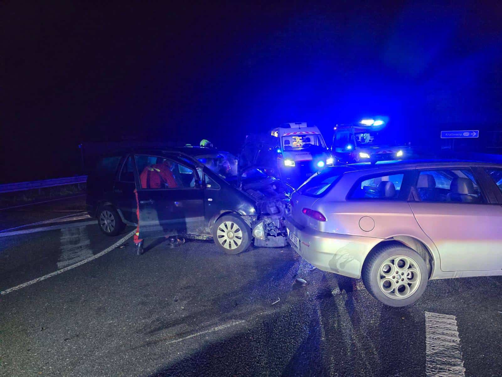 Zrážka dvoch áut v Kraľovanoch – dvaja zranení, zasahovali hasiči aj záchranári