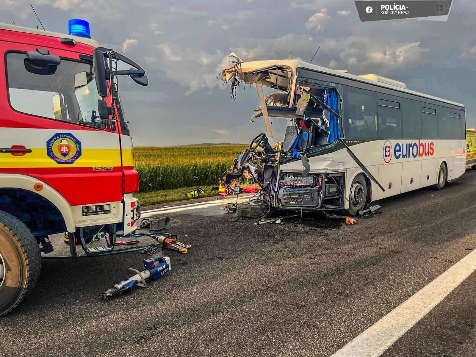 Tragická nehoda autobusu a kamióna pri Drienovci: Polícia začala trestné stíhanie, jeden mŕtvy a desiatky zranených